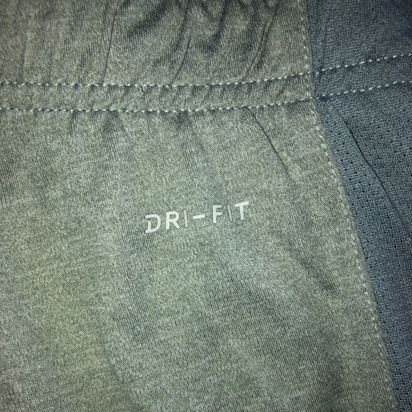 grey nike sweatpants. - Picture 5 of 6